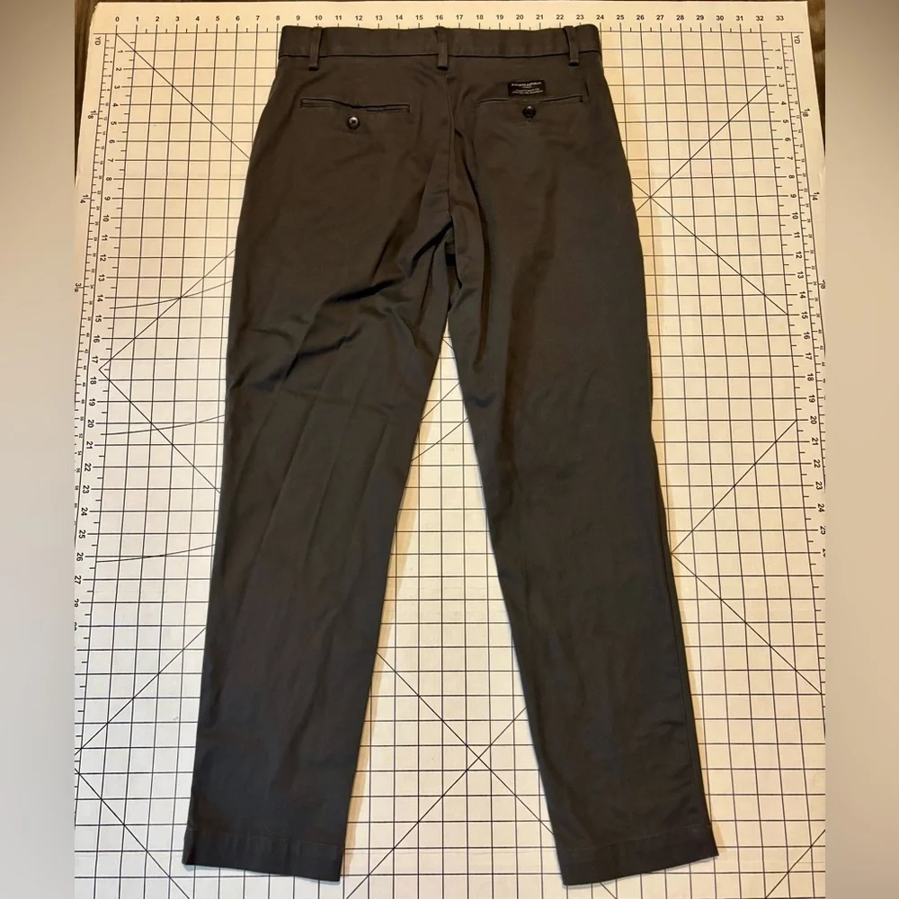 Banana Republic Men’s Size 30/30 Grey Mason Athletic Tapered‎ Fit Chinos